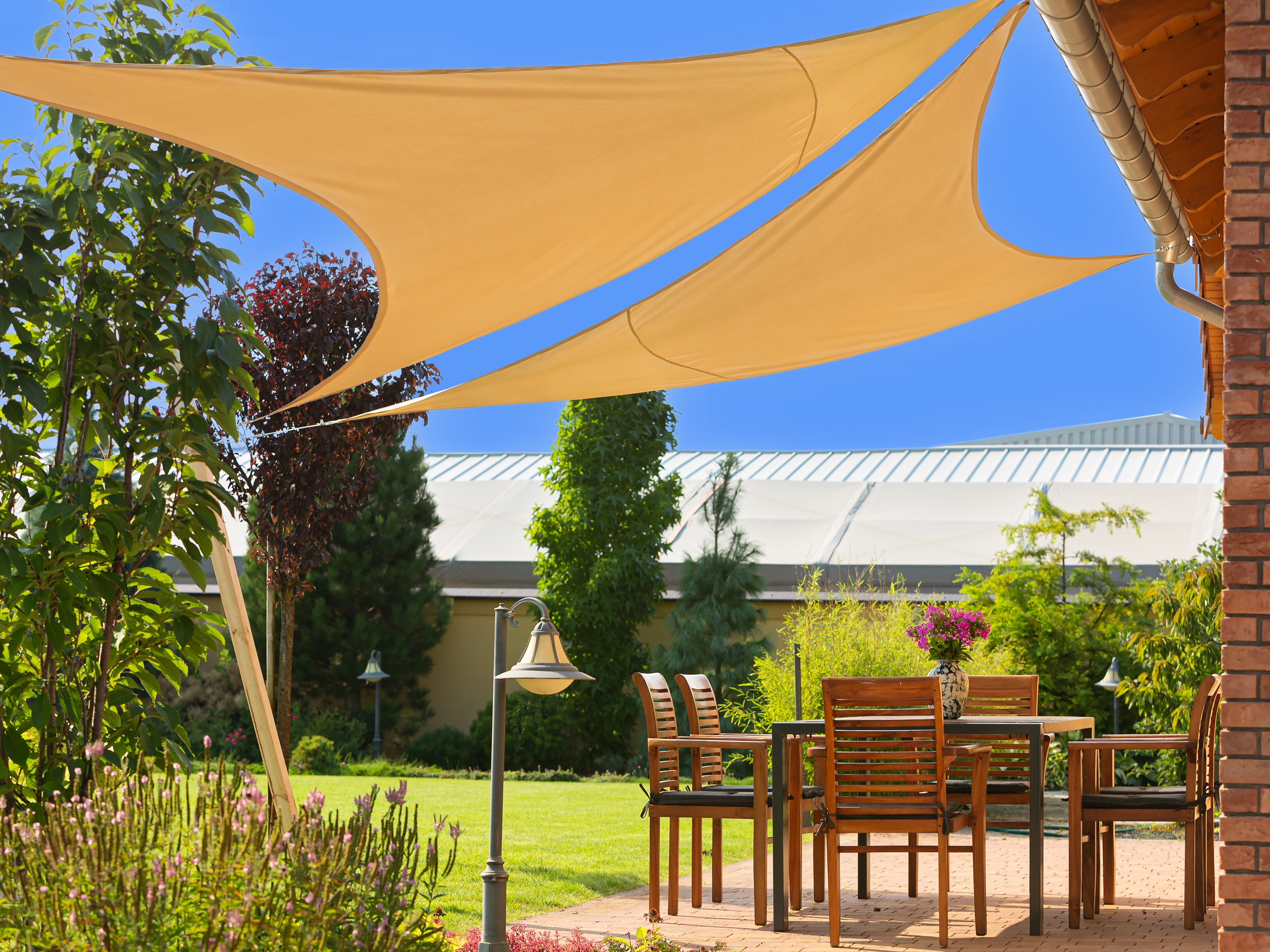 Żagiel przeciwsłoneczny w kształcie trójkąta prostokątnego