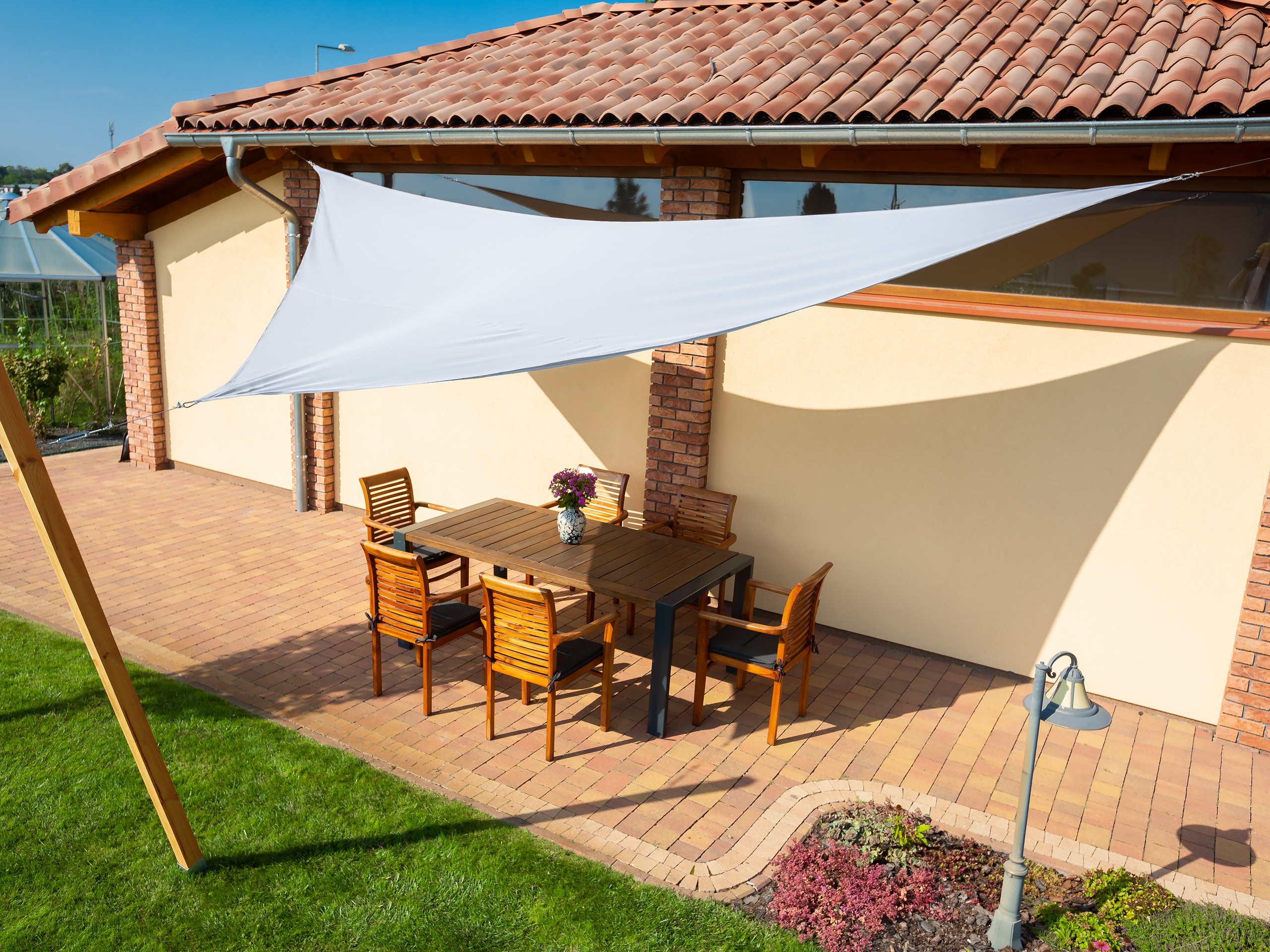 Żagiel przeciwsłoneczny w kształcie trójkąta równoramiennego