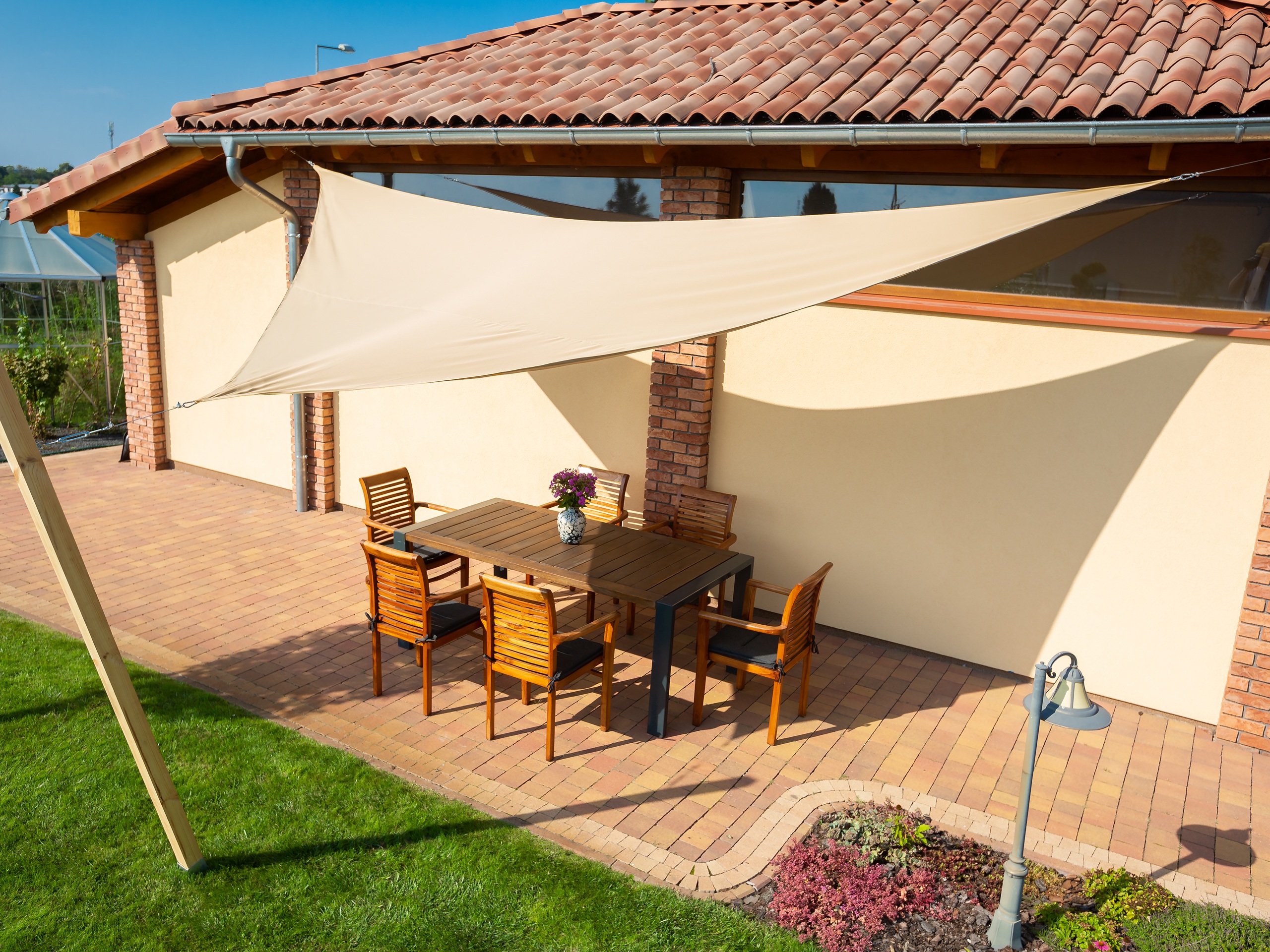 Żagiel przeciwsłoneczny w kształcie trójkąta równoramiennego